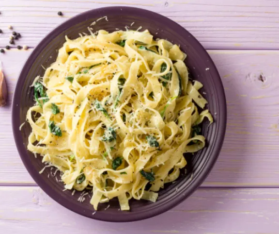 Fokhagymás-parmezános tészta serpenyőben sütve recept