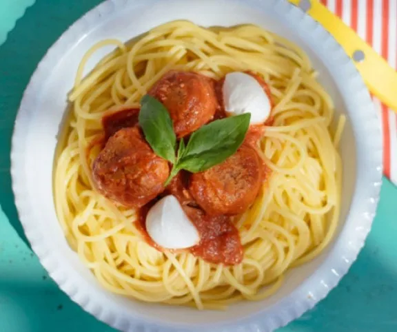 Paradicsomos-mozzarellás húsgolyók spagettivel  recept