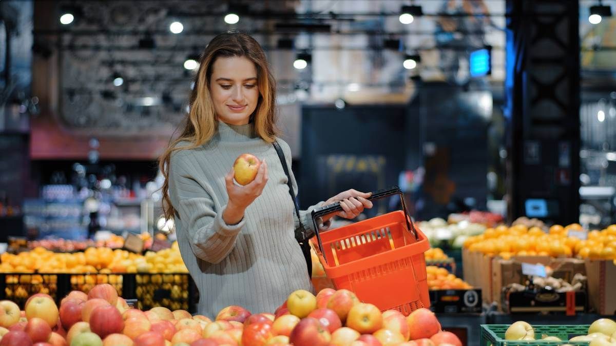 A gyümölcsvásárlás igazi kihívás / Fotó: Shutterstock