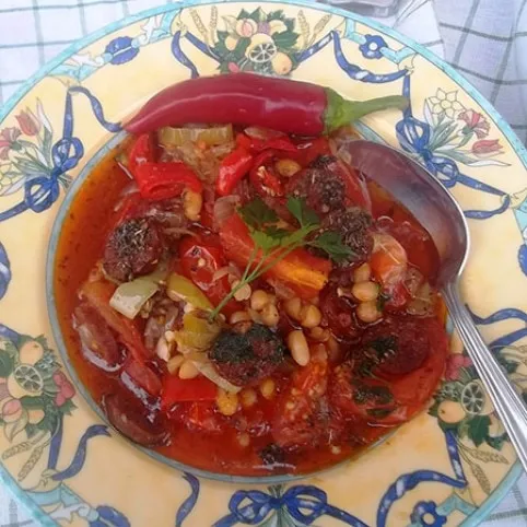Chilis bab, csípős kolbásszal recept