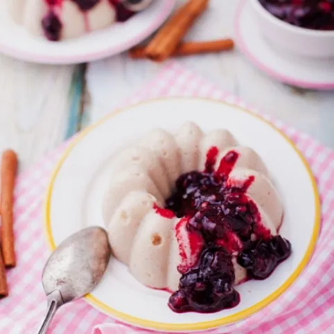 Kölespelyhes puding gyümölcsszósszal recept