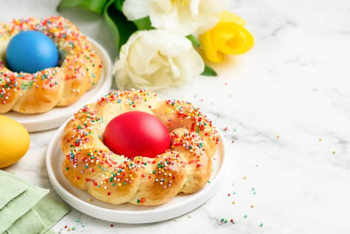 A Pane di Pasqua közepére színes tojás kerül, ez jelképezi az új életet (Fotó: Shutterstock)