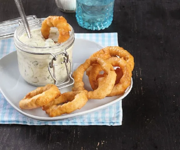 Hagymakarikák joghurtos-uborkás mártogatóssal recept