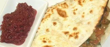 Roti Chanay paradicsommal, padlizsánnal és zellerszárral sütve, lilahagymalekvárral