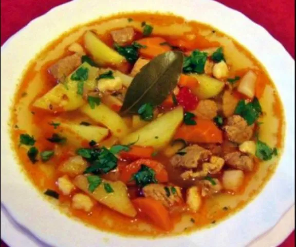 Savanykás sertésgulyásleves recept