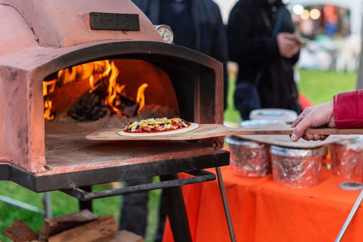 Nemcsak pizzát süthetünk a kerti sütőgetőben (Shutterstock)