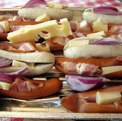 Sajttal és hagymával töltött grillkolbászok  recept