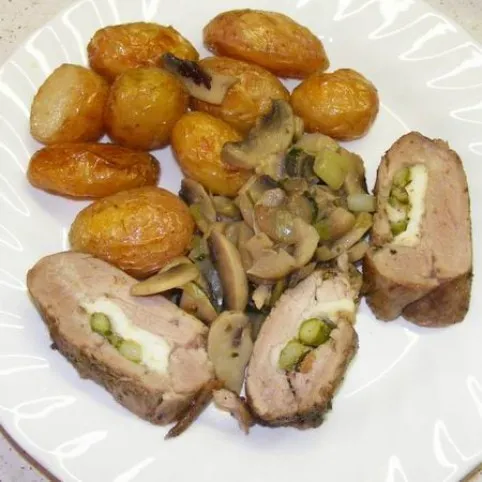 Szűzpecsenye spárgával és juhtúróval töltve recept