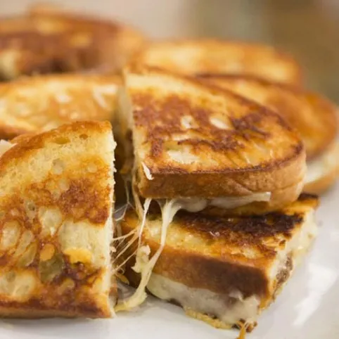 Grillezett sajt karamellizált hagymával recept