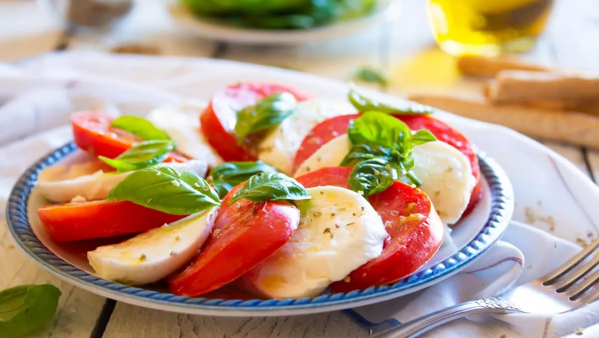 Paradicsom, mozzarella és bazsalikom - az olasz konyha legismertebb salátája a Caprese (Shutterstock)