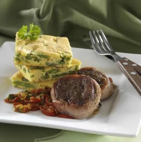 Roston sült szűzérme chiliszósszal és zöldbabos piskótával recept