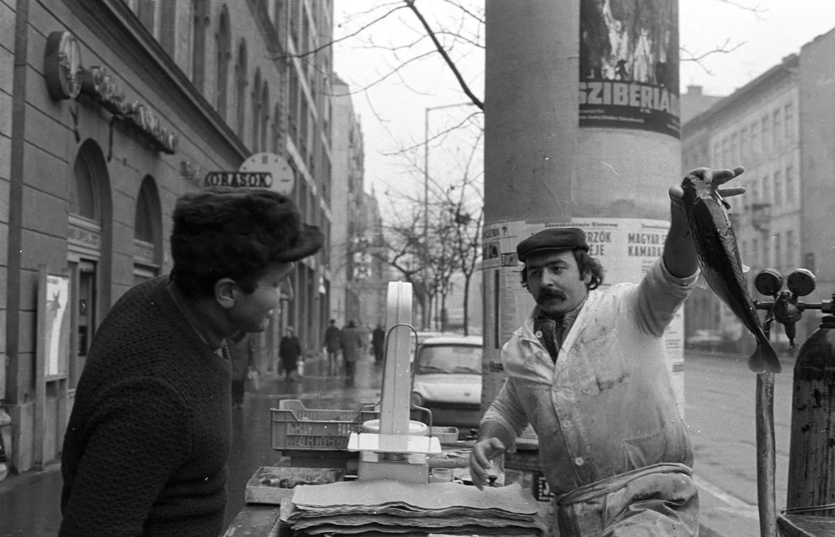 1980 - Üllői úti halárusítás a 85. számú házban működő hús és hentesárú bolt előtt /Fotó: Fortepan - Kriss Géza