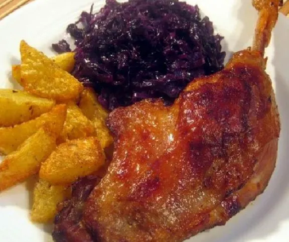 Libasült párolt káposztával és rozmaringos sült burgonyával recept