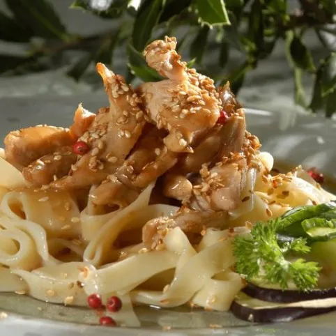 Szezámmagos pirított csirke tésztával recept