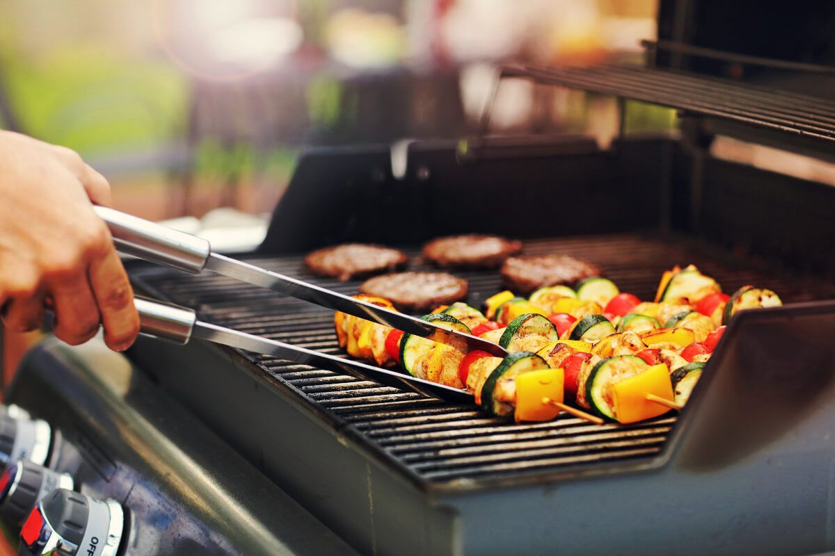 A grillen sütött nyársakhoz választhatunk csirkét, halat, de marhahúst is (Shutterstock)