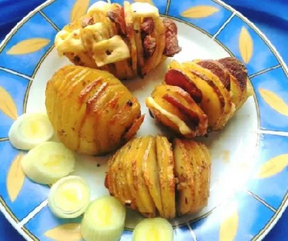 Héjában sült krumpli kolbásszal és sajttal recept