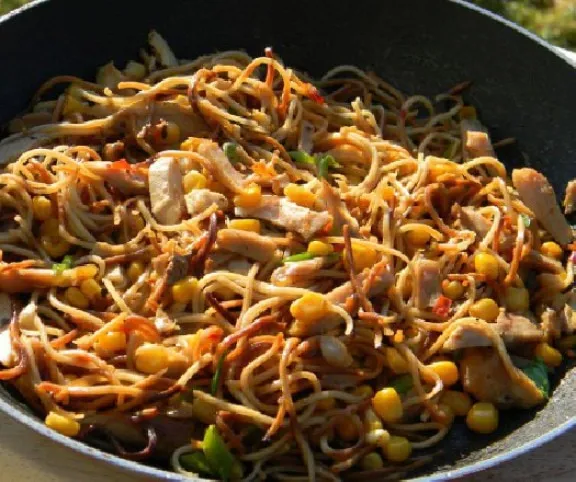 Serpenyős pirított tészta csirkével recept