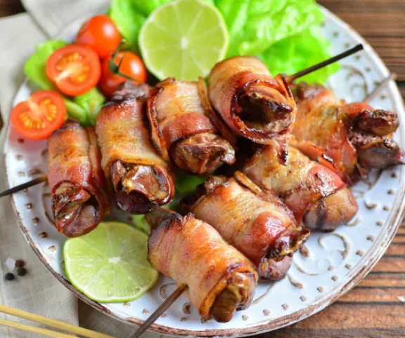 Baconbe gönygyölt csirkemáj-falatkák recept
