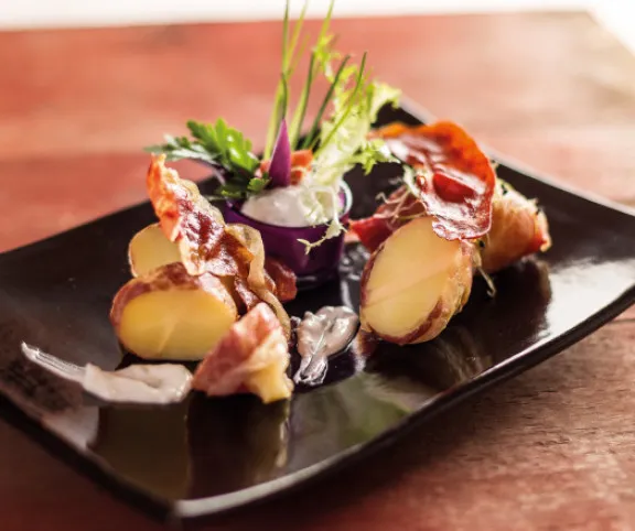  Sajttal töltött, sonkába tekert burgonya fűszeres tejföllel recept
