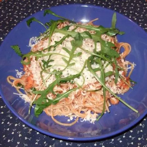 Spagetti tejszínes rákraguval és rukkolával  recept