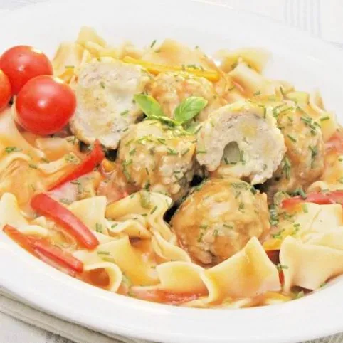 Mozzarellával töltött mediterrán húsgolyók recept