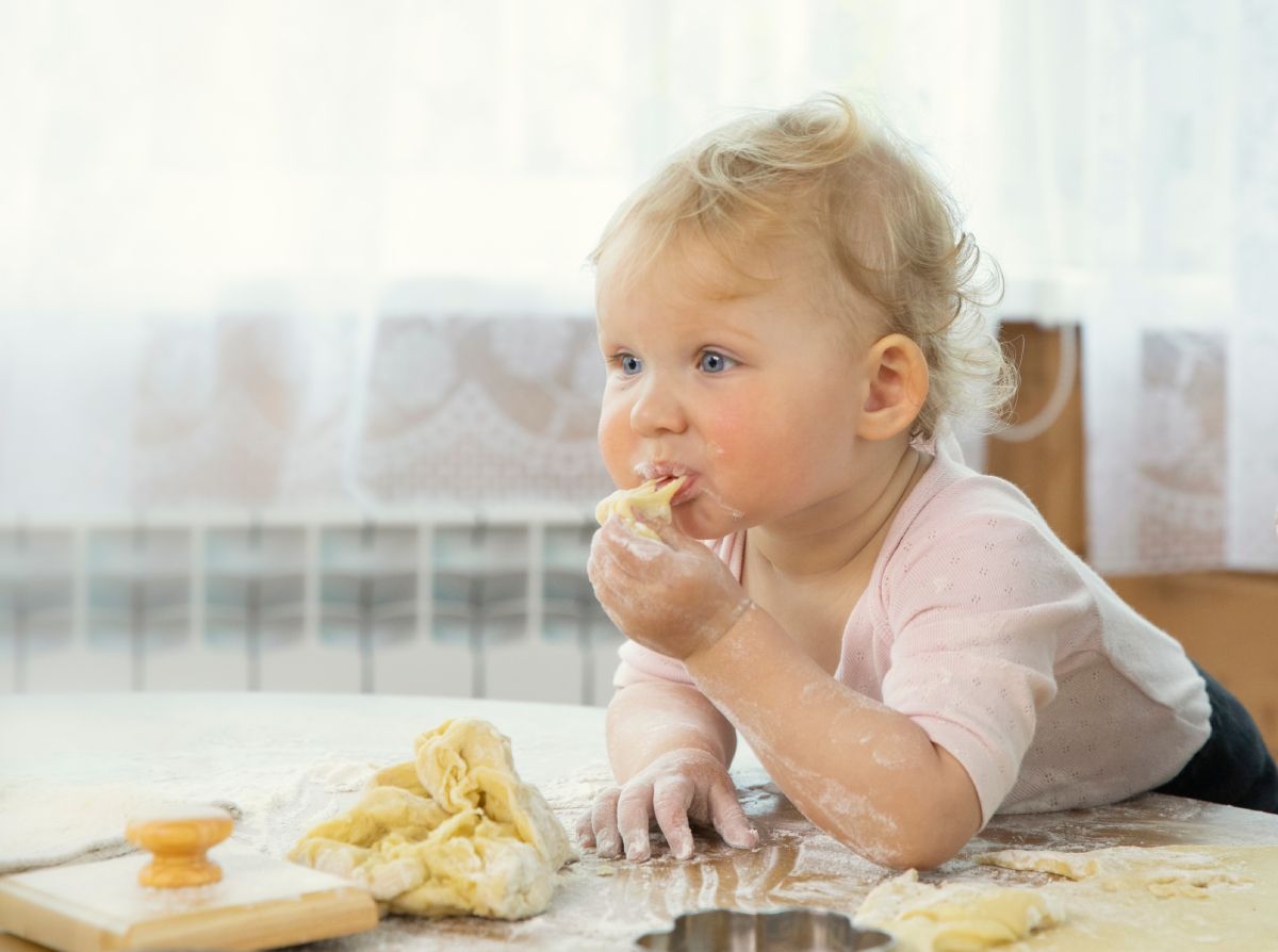 Ne engedjük, hogy a gyerekek nyers tésztát egyenek / Fotó: Shutterstock