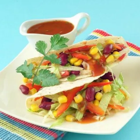 Kukoricás-babos taco saláta chilis paradicsommártással  recept