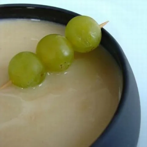 Szőlőkrémleves fahéjjal és mézzel recept
