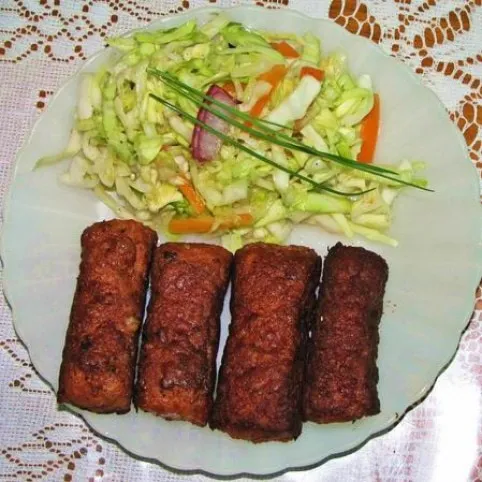 Mics (miccs, mititej vagy mititei) muzsdélyos káposztasalátával recept