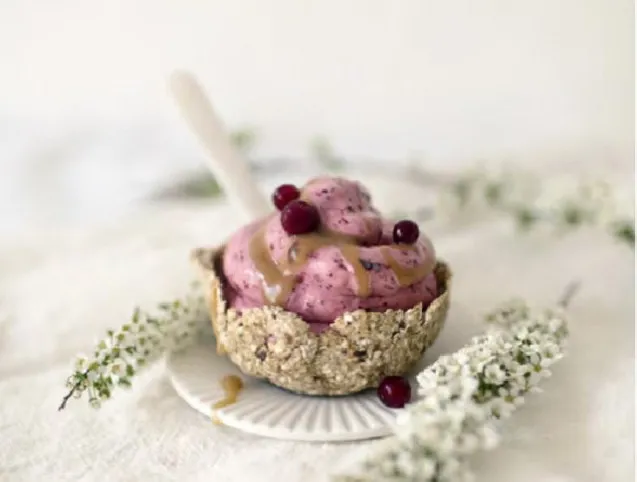 Karamell-vörös áfonya fagylaltkrém zabkosárban recept