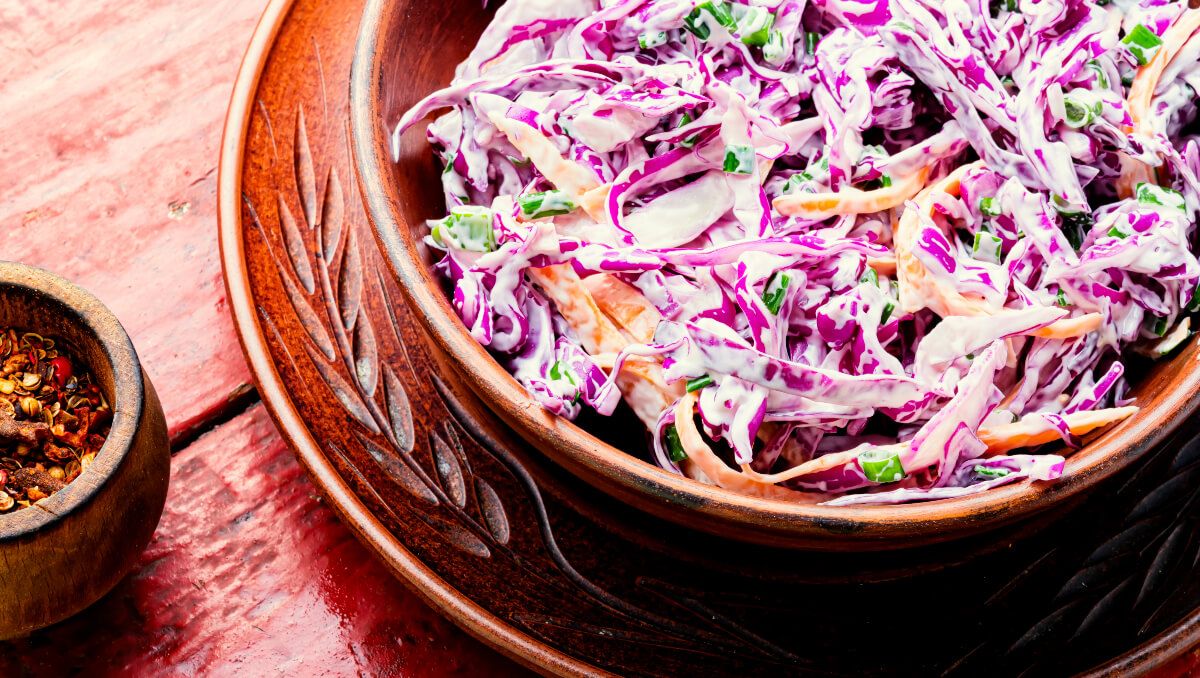 Lilakáposztából készítve is mennyei a coleslaw (Shutterstock)