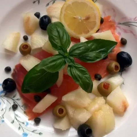Füstölt lazac carpaccio mézdinnyével  recept