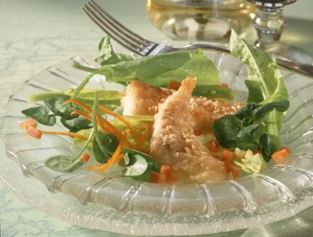 Szezámmagos halfalatok salátaágyon recept