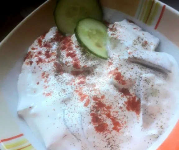 Tejfölös-fokhagymás uborkasaláta recept