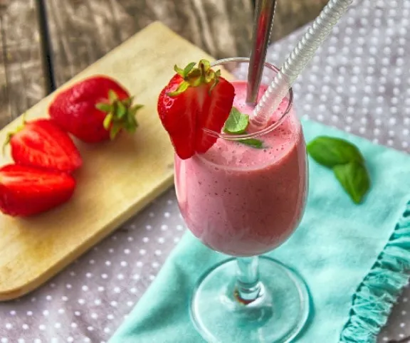 Bazsalikomos-epres ivójoghurt (házi „actimel”) recept