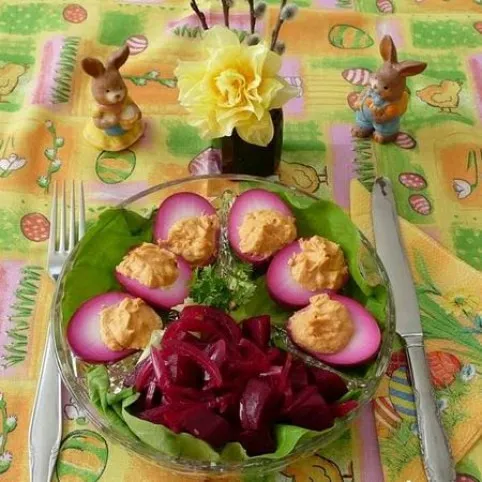 Töltött tojás céklás hagymasalátával recept