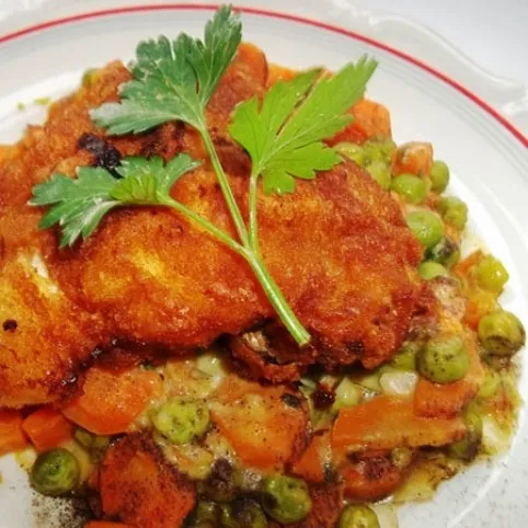 Rántott csirkemell zöldségkörítéssel recept