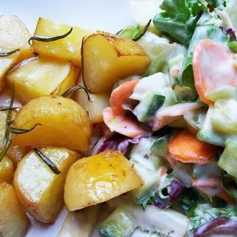 Rozmaringos újkrumpli avokádós salátával recept