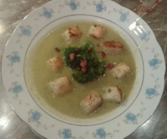 Brokkolikrémleves baconchipssel    recept