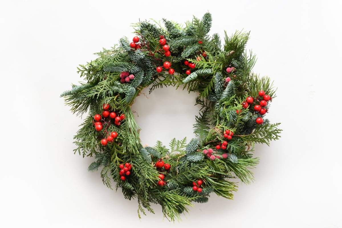 Adventi ajtódísz örökzöldekből / Fotó: Shutterstock