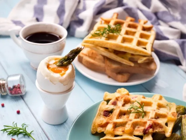 Gofri vajas spárgával, lágy tojással  recept