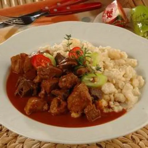 Sertéspörkölt belsőséggel gazdagítva recept