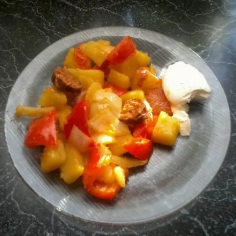 Paprikás krumplitál kolbásszal recept