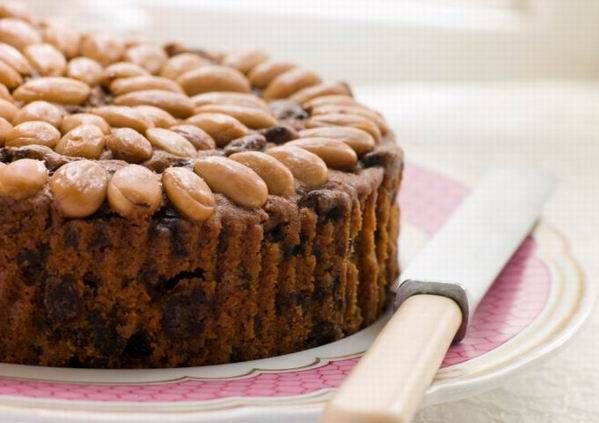 A Dundee cake egy gazdag és sűrű gyümölcskenyér, igazán ünnepi desszert