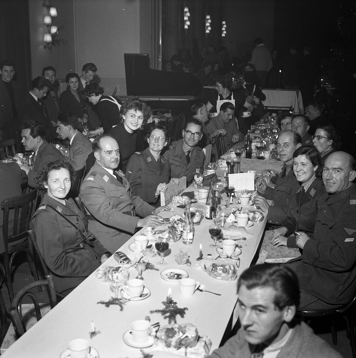 1956 svájci menekülttábor: magyarok karácsonyi ünnepsége /Fotó: Fortepan - ETH Zürich