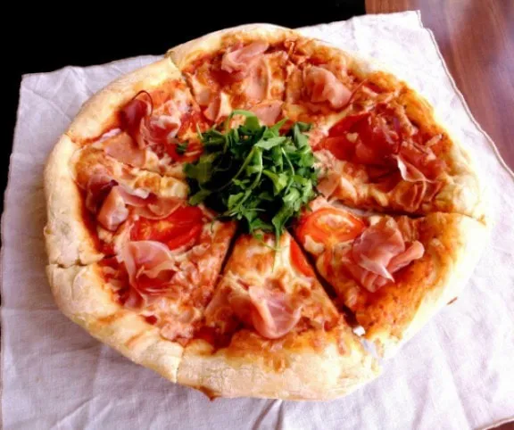 Vékonytésztás sonkás pizza (pizza prosciutto) recept