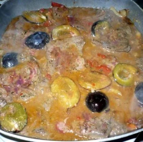 Lecsós borjúmáj szilvával recept