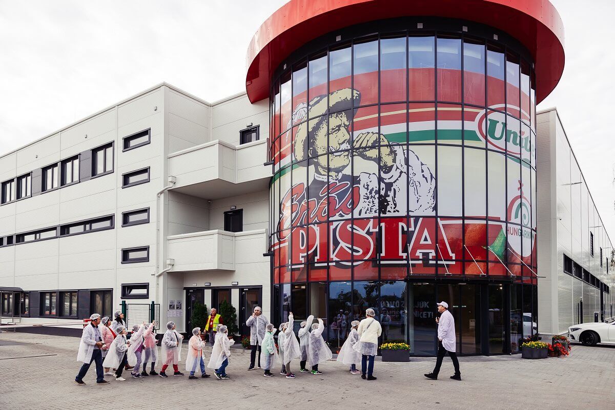 A világ legnagyobb Erős Pistáján át lehet belépni az Univer gyárába /Fotó: KNK PR&Média