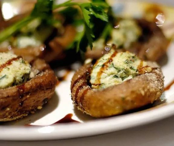 Pulykával töltött sajtos gomba paradicsommártással recept