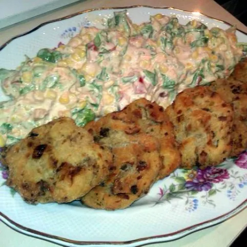 Kolbászos burgonyalepények salátával recept